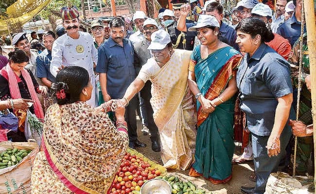 ....जब राज्यपाल द्रौपदी मुर्मू 	गयी सब्जी खरीदने तो बेचने वाली महिला ने कहा, मैडम! आप पहली बार आयी हैं, हम पैसे नहीं लेंगे