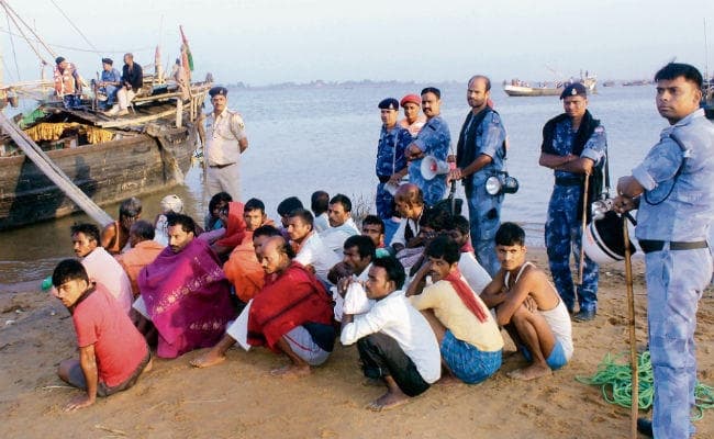 पटना : बालू लदी 20 नावें जब्त, 35 लोगों को पुलिस ने किया गिरफ्तार