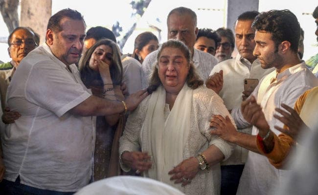 PHOTO : कृष्‍णा राज कपूर के निधन पर रो पड़ा बॉलीवुड, अंतिम दर्शन में पहुंचे ये सेलेब्स