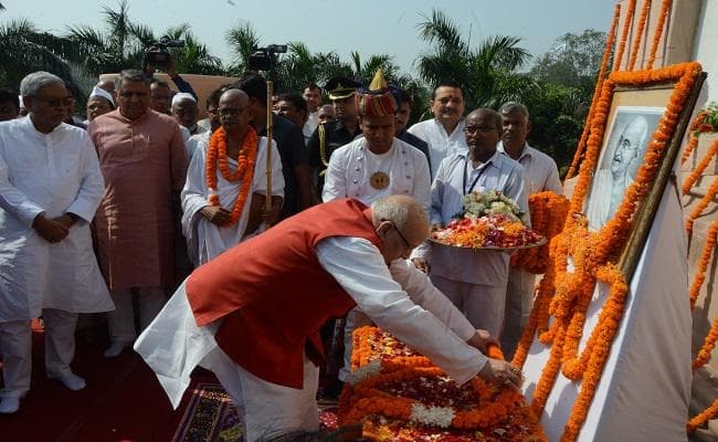 राज्यपाल लाल जी टंडन ने बापू व शास्त्री जी की प्रतिमा पर माल्यार्पण किया