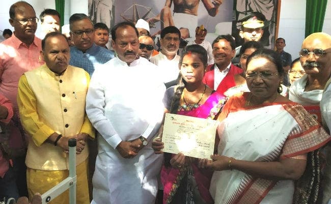 अहिंसा के रास्ते पर चलकर ही सशक्त समाज का निर्माण हो सकेगा : राज्‍यपाल