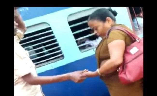 रेल यात्री से अवैध वसूली कर रही थी महिला पुलिसकर्मी, वीडियो हुआ वायरल