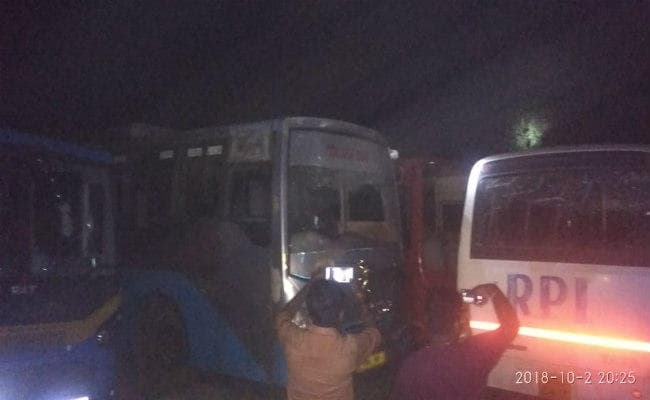 कोडरमा : बीमार छात्र को देर से मिला वाहन, आक्रोशित छात्रों ने RPI के 9 बसों में की तोड़फोड़