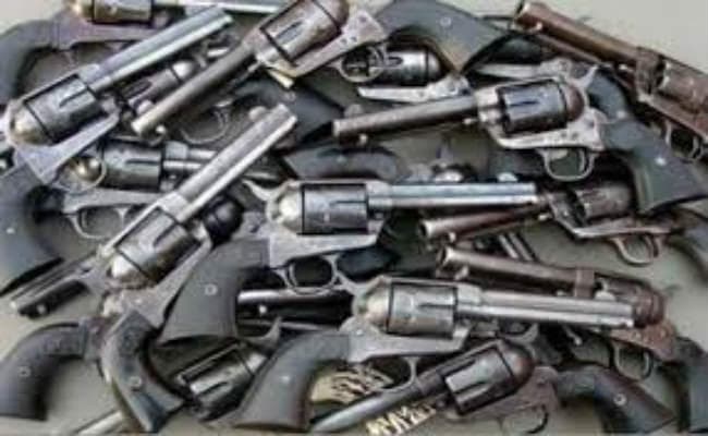 मालदा में बड़ी मात्रा में हथियार बरामद, कफ सीरप भी जब्त, पांच कुख्यात तस्करों की पहचान