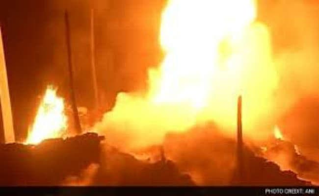 मोतीझील में शार्ट सर्किट से होटल में लगी आग, लाखों का नुकसान