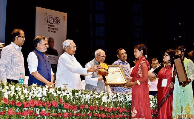 पटना : दहेज व बाल विवाह के खिलाफ अभियान में बेहतर योगदान देने वालों को मुख्यमंत्री ने किया सम्मानित