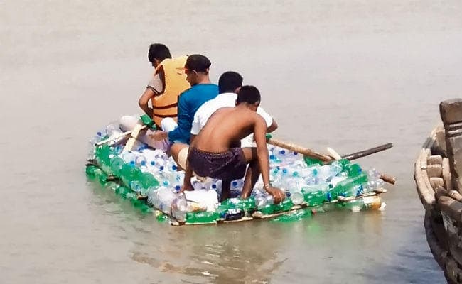 दानापुर : प्लास्टिक की खाली बोतलों से बना दी नाव