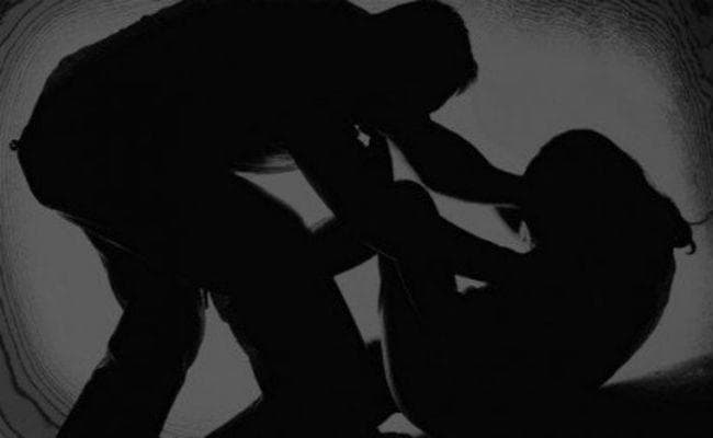 बाढ़ : अधेड़ महिला से दिनदहाड़े रेप, वीडियो किया वायरल