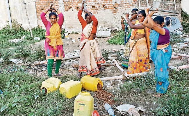 रांची :हातमा को शराब मुक्त बनाने का महिलाओं ने उठाया बीड़ा, डंडे लेकर हर घर की जांच, तोड़े बर्तन