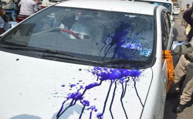 केंद्रीय मंत्री रामकृपाल यादव की गाड़ी को घेर फेंकी स्याही, काला झंडा दिखाया