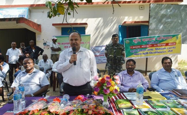 सिमडेगा : आजादी के बाद पहली बार टैंसेरा पहुंचे उपायुक्त, कृषि कल्याण अभियान के दूसरे चरण की शुरुआत की