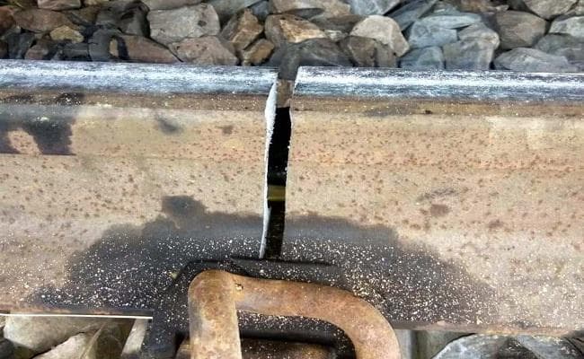 टूटी रेल पटरी, कई ट्रेनों के आवागमन पर हुआ असर