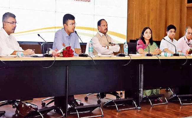 आयुष्मान भारत योजना : लुंजपुंज सरकारी अस्पताल सुधार करें, नहीं तो कठोर फैसला: सीएम रघुवर दास
