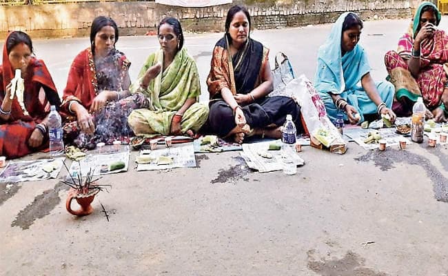 रांची : राजभवन के पास रसोइयों का धरना नौवें दिन जारी, सड़क पर किया जिउतिया का पारण
