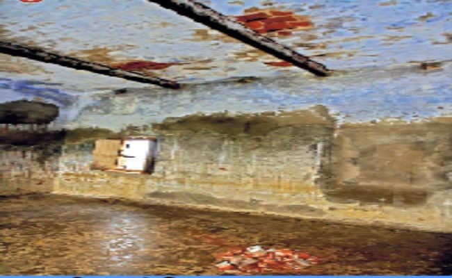 सीएमएस प्राथमिक विद्यालय में छात्रों पर गिरा छत का मलबा, बाल-बाल बचे बच्चे