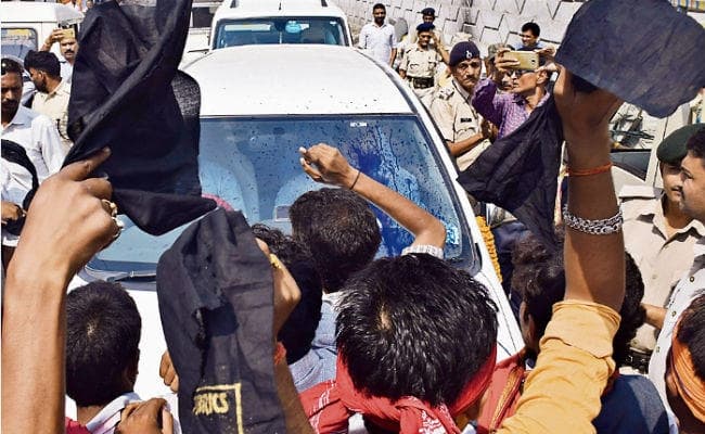 मुजफ्फरपुर : इस केंद्रीय मंत्री को करना पड़ा विरोध प्रदर्शन का सामना, दिखाये काले झंडे, फेंकी स्याही