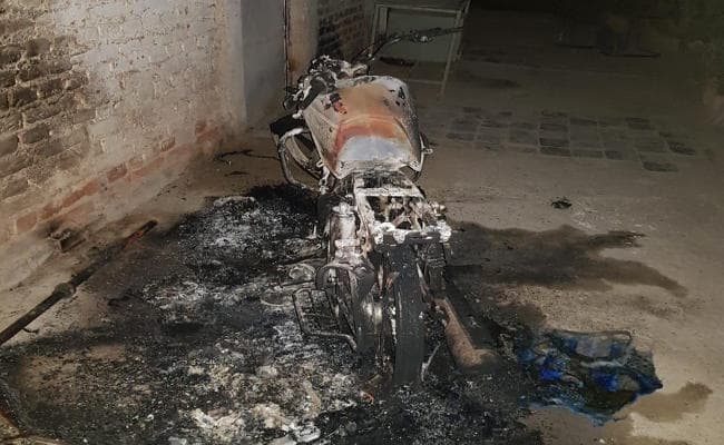 रांची में क्रशर प्लांट पर हमला, फायरिंग के बाद बाइक और पोकलेन को फूंका