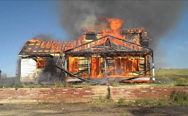 Uttar Pradesh : आसमान से गिरी चिंगारी ने घर और कार को जलाया