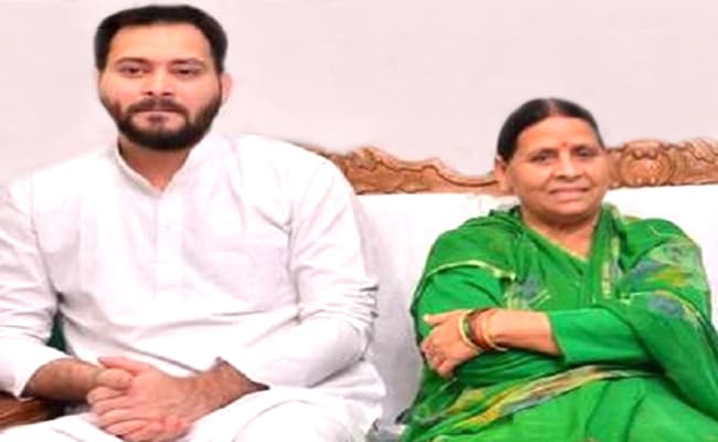 रेलवे टेंडर घोटाला : छह अक्तूबर को दिल्ली की पटियाला कोर्ट में हाजिर होने के लिए रवाना हुए राबड़ी और तेजस्वी