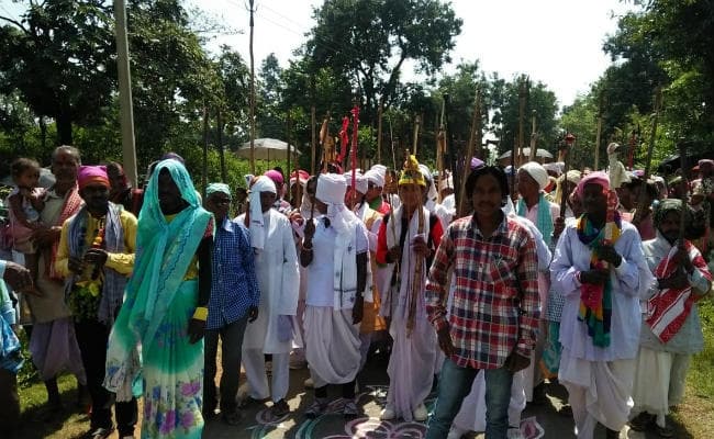 परंपरागत हथियारों से लैस हो महिलाएं निकली ”जनी शिकार” पर
