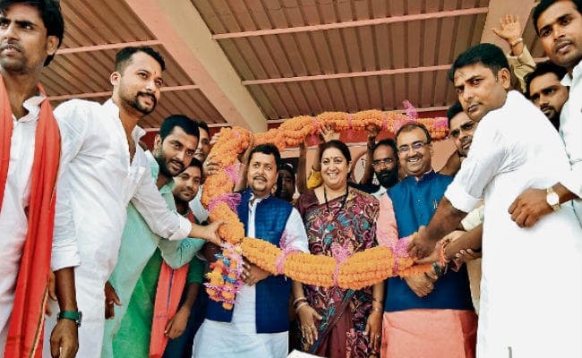 कांग्रेस कार्यकर्ताओं ने स्मृति को दिखाया काला झंडा, राहुल व लालू पर बरसीं, कहा, जितना उछालोगे पत्थर, उतना खिलेगा कमल