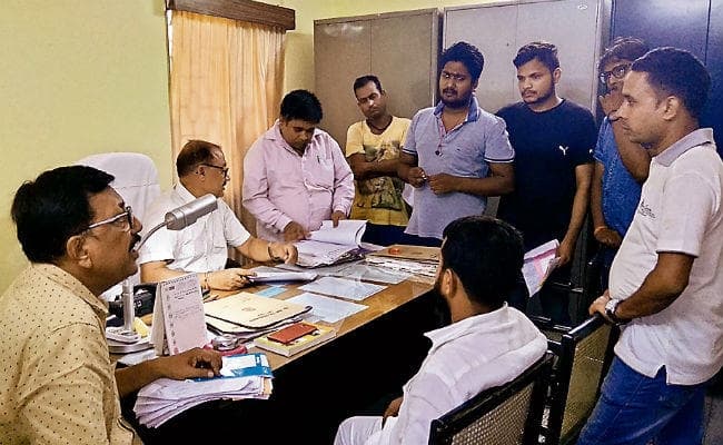 आरा : परीक्षा केंद्र पर पता चला दाखिला है अवैध, आरा में आक्रोशित छात्रों ने किया हंगामा