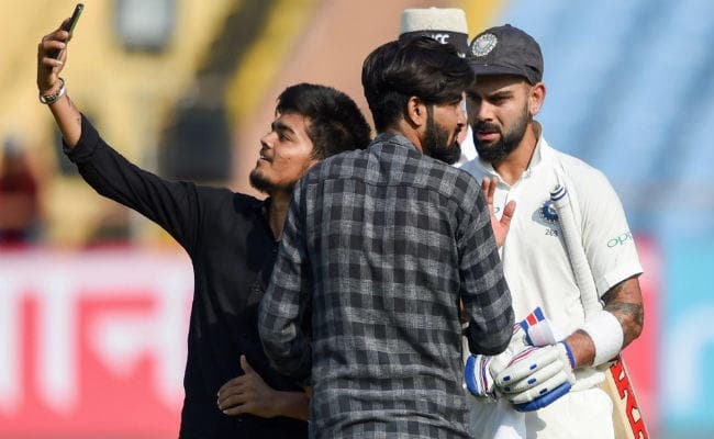 #IndvsWI: ...जब सुरक्षा घेरा तोड़कर कोहली के साथ सेल्फी लेने मैदान में पहुंचे फैंन