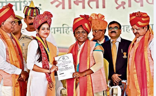 मेदिनीनगर : कक्षा में अर्जित ज्ञान से समाज हित में करें काम : राज्यपाल द्रौपदी मुर्मू