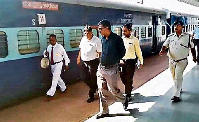 डीआरएम ने किया स्वर्ण जयंती एक्सप्रेस का औचक निरीक्षण, यात्रियों से भी मिले