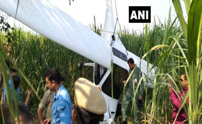 खेत में गिरा वायुसेना का विमान, जान बचाकर भागे किसान, पैराशूट की मदद से बाहर आये पायलट