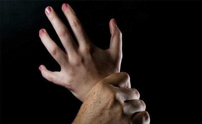 दो साल के अबोध बच्चे के सामने उसकी मां से रेप, आरोपी फरार