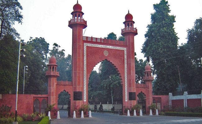 AMU में लगी जिन्ना की ग्रुप फोटो, लाइब्रेरियन को नोटिस