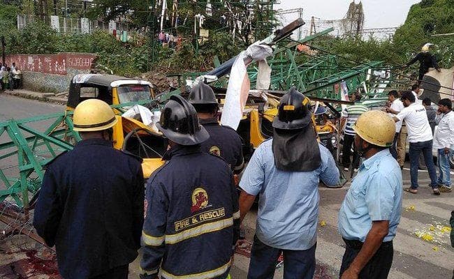 पुणे में विशाल होर्डिंग गिरने से तीन की मौत, छह घायल