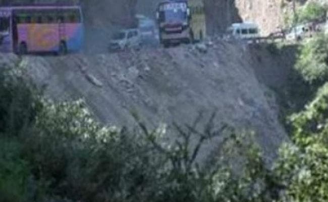 जम्मू-कश्मीर में मिनी बस गहरी खाई में गिरी, 12 की मौत
