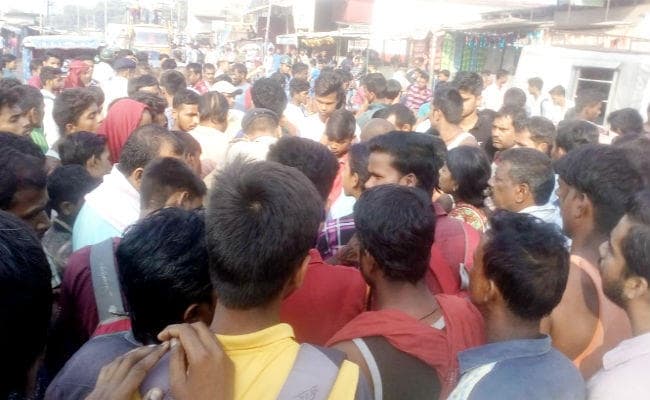 उग्र ग्रामीणों ने सड़क जाम कर की आगजनी, कहा- सोची-समझी साजिश के तहत हत्या कर दिया जा रहा सड़क हादसे का रंग