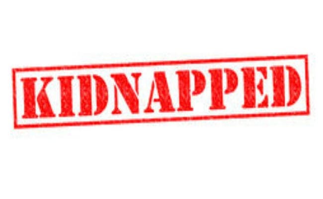 बक्सर में दिनदहाड़े हथियार के बल पर विवाहिता का अपहरण, पति को पीटा