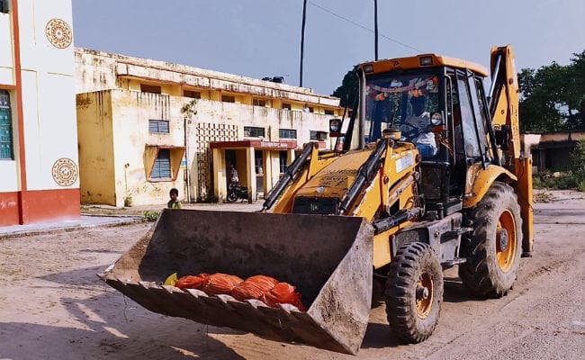 बिहार पुलिस की करतूत, शव को जेसीबी से ले गयी