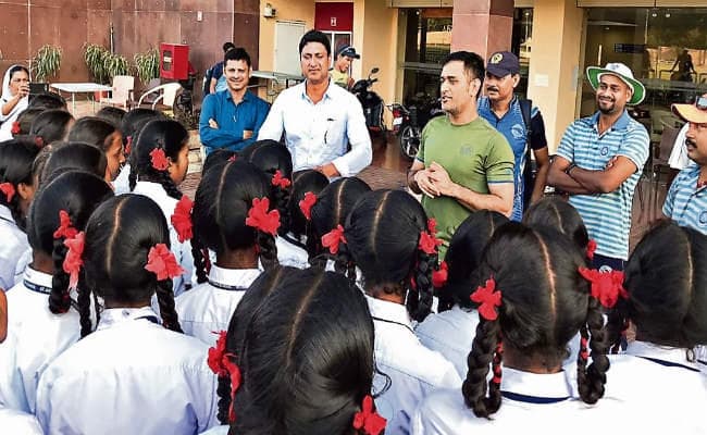 रांची : .....जब तोरपा की स्कूली छात्राओं से मिले महेंद्र सिंह धौनी, खिंचवायी तस्वीरें