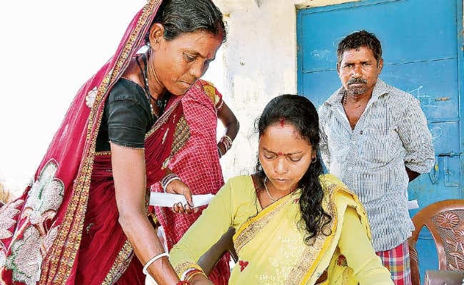 रांची : घर बैठे लोगों को बैंकिंग सेवा उपलब्ध कराती हैं बीसी सखी लीला महतो