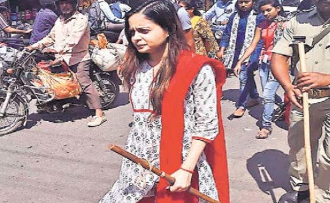 रांची़ : .....जब एसडीओ गरिमा सिंह ने थामा डंडा, ऑटो चालकों में मची भगदड़