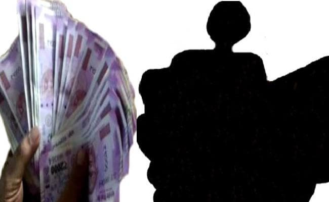 आपत्तिजनक तस्वीर के आधार पर चिकित्सक की पुत्री को कर रहा था ब्लैकमेल, एक लाख नकदी समेत दो लोग गिरफ्तार