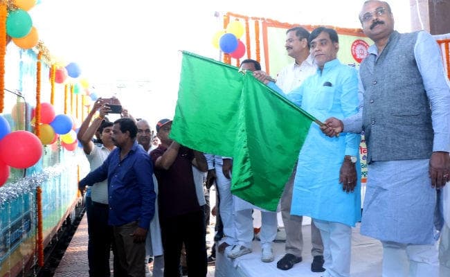 पटना से उदयपुर के लिए हमसफर एक्सप्रेस को केंद्रीय मंत्री ने दिखायी हरी झंडी, ...जानें कहां-कहां रुकेगी ट्रेन?