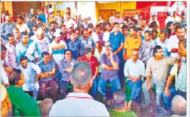 चाल गिरने से खोट्टाडीह प्रोजेक्ट में दो की मौत, मुआवजे, नियोजन की मांग को लेकर प्रदर्शन