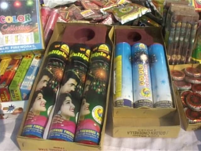 15 कार्टन प्रतिबंधित पटाखे जब्त, तेज आवाज वाले इन पटाखों का अनुमानित मूल्य 15 लाख रुपये