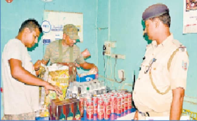 भारी मात्रा में अवैध शराब जब्त, तीन गिरफ्तार, आउट ऑफ टाउन होटल में एसपी ने की छापेमारी