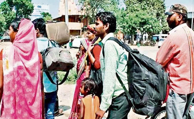 बच्ची से दुष्कर्म के बाद गैर गुजरातियों पर हमले तेज, हजारों की संख्या में गुजरात से लौट रहे यूपी और बिहार के लोग