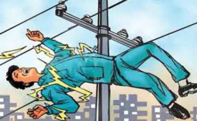 करंट से बिजली मिस्त्री की मौत, सात घंटे पोल पर लटका रहा शव