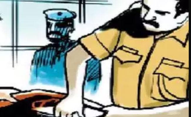 जेलों में हुई एक साथ छापेमारी, हार्डकोर क्रिमिनल्स से मोबाइल फोन, चाकू समेत अन्‍य आपत्तिजनक सामान बरामद