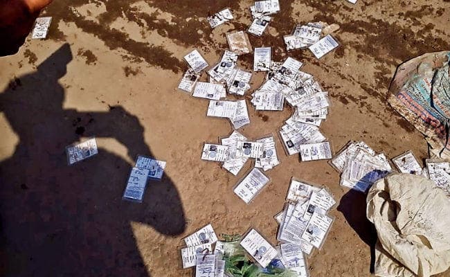 लोकसभा चुनाव : बांटने के बदले फेंके जा रहे वोटर आईडी कार्ड, जानें पूरा मामला