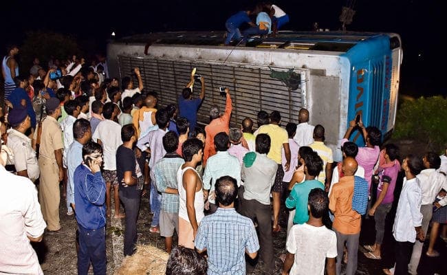 फतुहा में बस पटलने से एक मरा, दो दर्जन से अधिक जख्मी